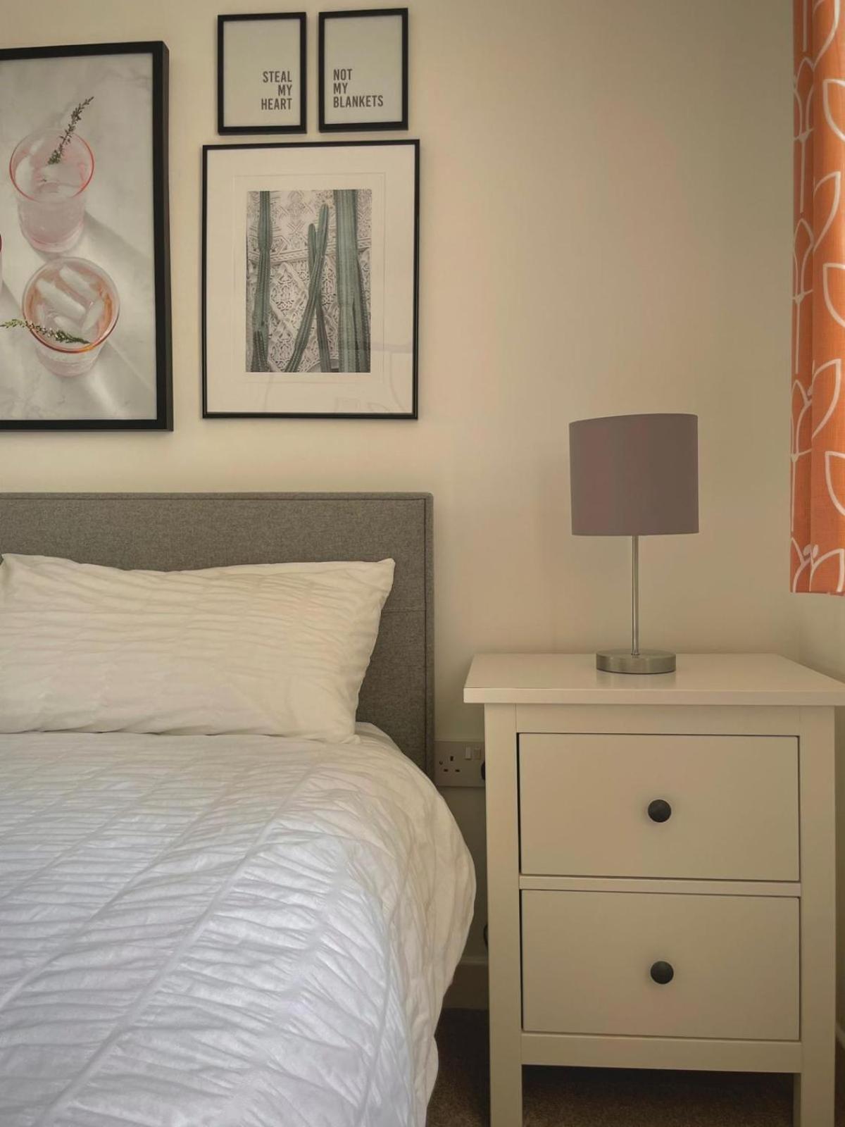 Bright 2-Bedroom Apartment With Parking In Montrose Exterior foto